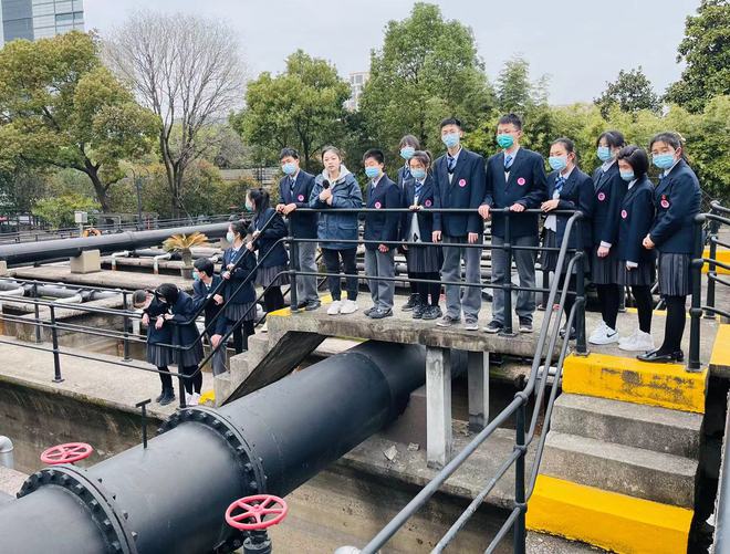 污水变清水需要几道工序？“世界水日”前杨浦这家近百岁的污emc易倍水处理厂为“00后”做了一番科普(图2)