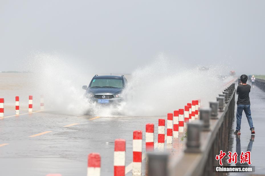 emc易倍app江西鄱阳湖畔再现“限时”景观“水上公路”(图1)